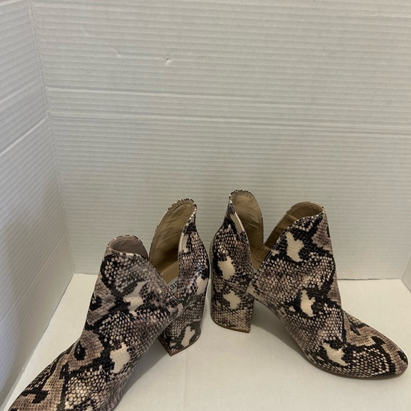 Steve Madden Snakeskin Pattern Ankle Booties size 10 M women. Block Heel. OBO - Picture 10 of 14